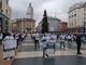VIDEO e FOTO. In piazza l'urlo di dolore dei commercianti: «Noi vogliamo vivere. È ora di ripartire»