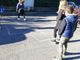 Oggi, nelle strade vicine alle scuole di Cassano, capita anche di vedere i bambini giocare a &quot;campana&quot; (nelle foto in fondo, l'assessore Giardini e genitori impegnati nelle operazioni di accesso e uscita)