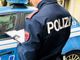 Busto, sorpreso a prepararsi una dose di eroina nella cabina delle fototessere della stazione