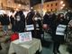 I commercianti in piazza a Busto Arsizio: Anna Nedalini ha portato con sè la statua della Madonna dell'Aiuto