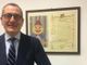 Marino Vago, nell'azienda di famiglia a Busto Arsizio: accanto si vede il Tarlisu, maschera operosa della città dedicata proprio a un tessuto