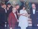 Lucio Piccoli, in giacca bordeaux, con Carla Fracci