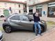 Riccardo Maino davanti alla sua nuova auto