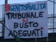 Lo striscione esposto il 25 maggio su una passerella dei Cinque ponti