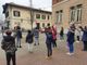 La protesta fuori dalla scuola Manzoni a Busto