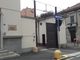 Il cancello della ex caserma carabinieri cos' come si presentava, dall'8 luglio, nella mattinata del 12. Sotto, le foto sulle recenti &quot;fasi&quot; di apertura e chiusura