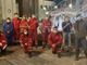 I volontari della Croce Rossa predispongono il presepe in piazza Santa Maria