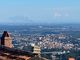 Grattacielo in fiamme a Milano, la gigantesca colonna di fumo visibile dal Sacro Monte