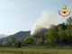 Le fiamme sulla collina ad Angera (foto: Serena Riganti via NaturalMeteo). Nella gallery in basso: le immagini dell'incendio nelle foto dei vigili del fuoco, un'altro scatto delle fiamme viste da Taino (foto Yari Frosi via NaturalMeteo) e il rogo visto da Arona
