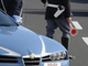 Deve partorire ma resta bloccata nel traffico sul lago Maggiore: poliziotto si mette alla guida e la porta in ospedale