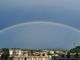 Il sole scaccia l'acquazzone: su Varese splende la magia dell'arcobaleno