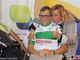 Vito Lascaro con la moglie Susanna e con altri atleti