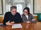 Marco Magrini &quot;osserva&quot; l'elenco dei consiglieri delegati insieme alla sua vice Valentina Verga