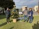 Da sinistra Luca e Marco Cirigliano, con Marika Mura e l'Albero dei bimbi angeli