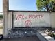 Scritte “no vax” sui muri del cimitero di Fagnano