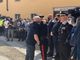 Nonno Giulio abbraccia i carabinieri, sotto la folla e i feretri
