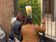 Le amiche posano i fiori per Stefania