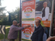 Subito al lavoro per rimpiazzare i manifesti imbrattati a Castellanza (sotto)