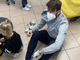 Luca Pizzul mentre gioca con la bimba ucraina: una scena autentica come il tigrotto