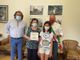 La premiazione della nonna coraggio con la bimba, l'opera donata, il dialogo con sindaco e vicesindaco