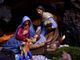 L'omaggio di Lussurzesa con le zampine medicate al Bambino: il presepe che commuove tutti