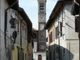 Via San Carlo, una delle strade del borgo ‘antico’, dominata dal campanile della vecchia Parrocchiale: è ben riconoscibile il suo impianto quattrocentesco (mattoni, archetti ciechi decorativi) simile a quello di San Giovanni, ed il sopralzo con la cella campanaria realizzato in epoca più recente