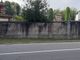 Cancellate le scritte no vax al cimitero. La sindaca: «Chi ha visto venga da me o dai Carabinieri»