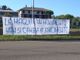 Lo striscione contro la nuovo maglia biancoblù