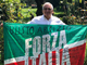 Orazio Tallarida con la sua storica bandiera di Forza Italia
