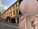 In alto a destra i graffi ieri sera sulla schiena dell'amica, sotto i lividi che Chiara questa mattina ha trovato sulla sua spalla