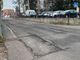 In via Tovo si vede la segnaletica verticale ma non quella orizzontale