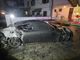Auto in fiamme in un cortile nel Comasco: tre persone soccorse dopo aver inalato fumo