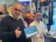 Ciro Marino e Giuseppe Frau (in arte Peppe Lab) con il riconoscimento ottenuto lo scorso anno a Sanremo