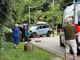 Schianto tra due auto sulla provinciale tra Laveno e Leggiuno. Una macchina ribaltata e due feriti