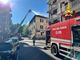 L'intervento dei vigili del fuoco per spegnere l'incendio che ha riguardato il tetto di un edificio di quattro piani in via Maspero a Varese