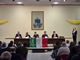 Il sindaco, Fabiana Ermoni, accanto al tavolo dei relatori. Il dibattito sul referendum a Gorla Minore ha attratto un pubblico numeroso e rappresentanti delle istituzioni
