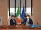 Da sinistra a destra, in firma: Antonio Arlotta (Responsabile 9^ Divisione contratti nazionali ed esteri – DAAA) e Stefano Villanti (SVP Sales – Leonardo Elicotteri)