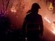 Un vigile del fuoco al lavoro stanotte per fermare l'incendio di Angera