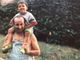 La foto pubblicata su Facebook da Gianluca Arena che lo ritrae bambino sulle spalle di papà Bruno