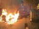 FOTO. Paura nella notte a Como: bruciate due auto parcheggiate