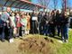 FOTO. Tutta Daverio ricorda la maestra Milena piantando un melograno: «Simbolo della vita e della natura che tanto amava»