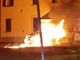 L'auto in fiamme nella foto postata da un utente sul gruppo Facebook Gavirate Viva (sei di Gavirate se)
