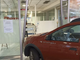 L'auto contro la vetrata (foto da ilSaronno.it)