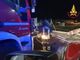 FOTO. Perde il controllo dell'auto e finisce in bilico sulla ferrovia: per recuperarlo servono i vigili del fuoco
