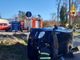 I vigili del fuoco impegnati nelle operazioni di recupero del veicolo