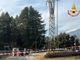 Albero cade sulla linea elettrica alla rotonda dell'Esselunga di Masnago
