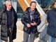 Luca Carignola tra il sindaco Davide Galimberti e il senatore Alessandro Alfieri questa mattina all'ingresso dell'Acinque Ice Arena di Varese