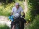 Giovanni Bloisi durante uno dei suoi viaggi della memoria in bicicletta