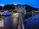 La foto alle prime luci di oggi postata dalla polizia locale di Como: il Lario esonda verso piazza Cavour