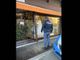 La vetrina sfondata del negozio (foto da Mbnews.it)